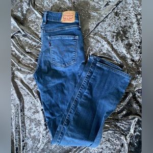 Women’s size 6 classic mid rise Levi’s skinny Jean